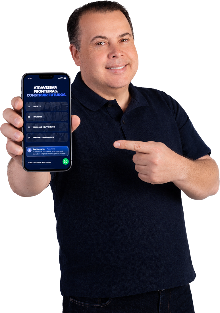 Julio Cesar mostrando o site no celular